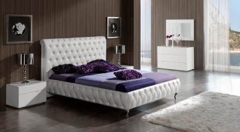 White Finish Modern Bedroom w/Leatherette Upholstered Bed [EFBS-Adriana]