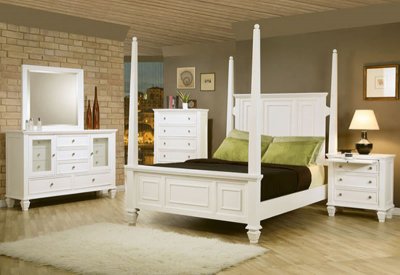 White Finish Classic Bedroom W/Poster Bed