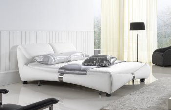 Luxe Bed in White Half Leather by Casabianca [CBB-Luxe White]