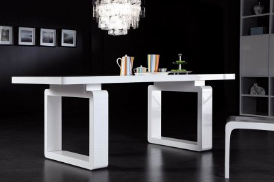 White Finish Modern Dining Table w/Elegant Legs
