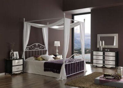 White Finish Metal Frame Contemporary Bed With Bedposts